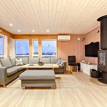 Beautiful Mountain View In Lofoten Holiday home Pettvik